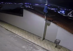 Homem é flagrado furtando fios em poste em São Gotardo-MG