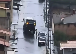 Verdadeiros heróis: Mesmo durante tempestade de granizo, garis trabalham arduamente para manter a limpeza de São Gotardo