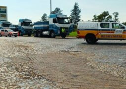 Após pane, carreta de 600 toneladas volta a trafegar e cruza trevo de São Gotardo nesta segunda