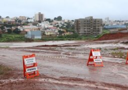 Chuva intensa provoca transbordamento de represa e causa transtornos e prejuízos em São Gotardo