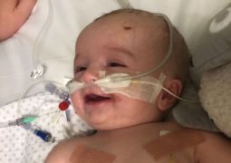 Fofura do dia: após sete meses em coma, bebê acorda e sorri para o pai
