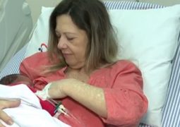 Mulher de 61 anos dá à luz bebê e realiza sonho de ser mãe no Paraná