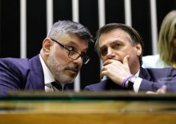 Frota diz que Bolsonaro mandou “calar a matraca” sobre Queiroz
