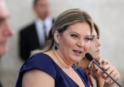 Joice Hasselmann diz que Olavo de Carvalho “virou vassalo e perdeu a noção”