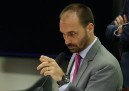 Em semana de ataques à imprensa, Eduardo Bolsonaro lança campanha contra Globo