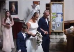 Noiva cadeirante entra caminhando em casamento e emociona a todos; veja vídeo