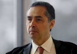 Reação contundente da sociedade fez Eduardo Bolsonaro recuar, diz Barroso