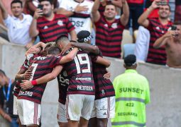 Flamengo goleia Corinthians e mantém vantagem na ponta do Brasileiro