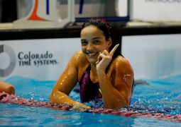 Jhennifer Conceição é ouro na Copa do Mundo de natação